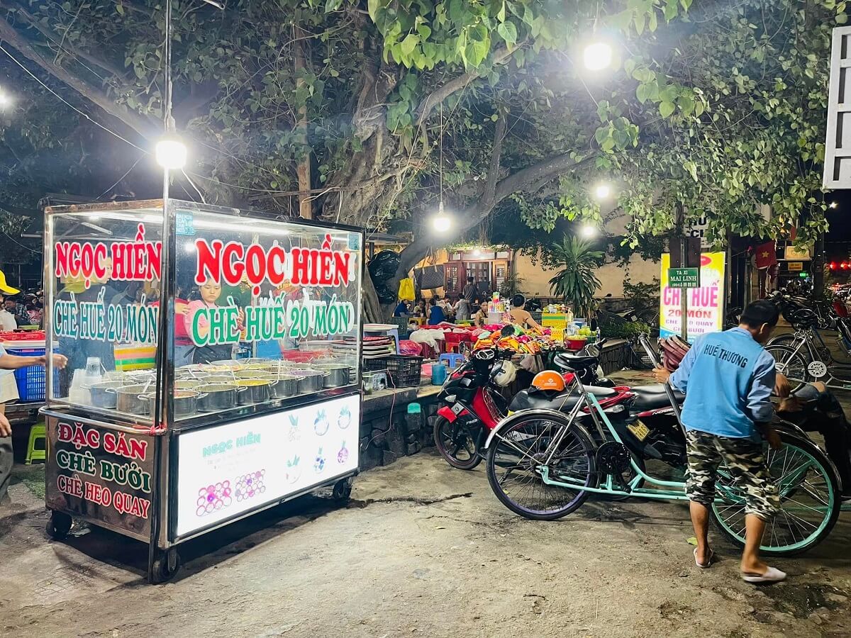 chè heo quay Huế Quán Ngọc Hiền trở thành địa điểm ưa thích của nhiều thực khách tới Huế để thưởng thức chè truyền thống