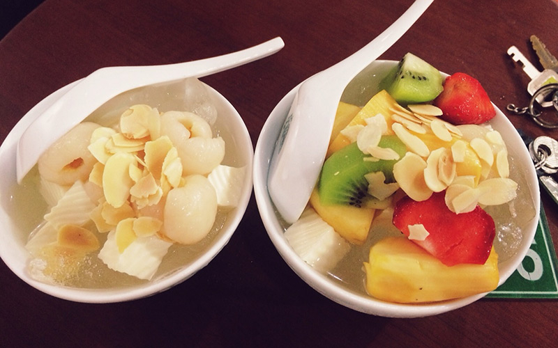 Chè khúc bạch có thêm kiwi, dâu tây ngon, mát lạnh