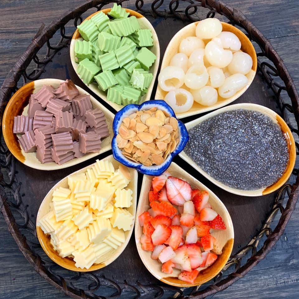 Du khách có thể mua nguyên liệu làm chè khúc bạch ở Hà Nội để về tự trổ tài 