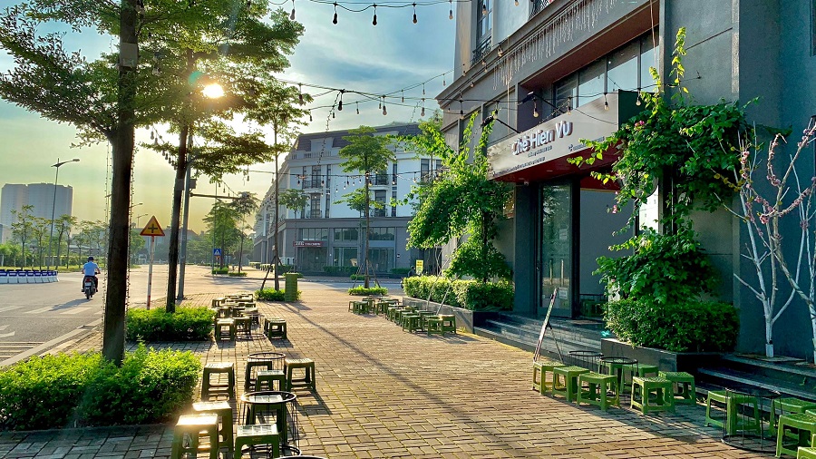 Chè sầu Liên Hà Nội Chè Hien Vu có không gian vỉa hè rộng rãi, thoáng mát
