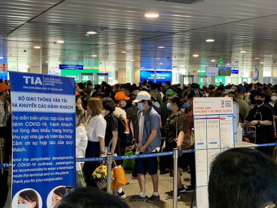 Hành khách thực hiện các bước lên máy bay