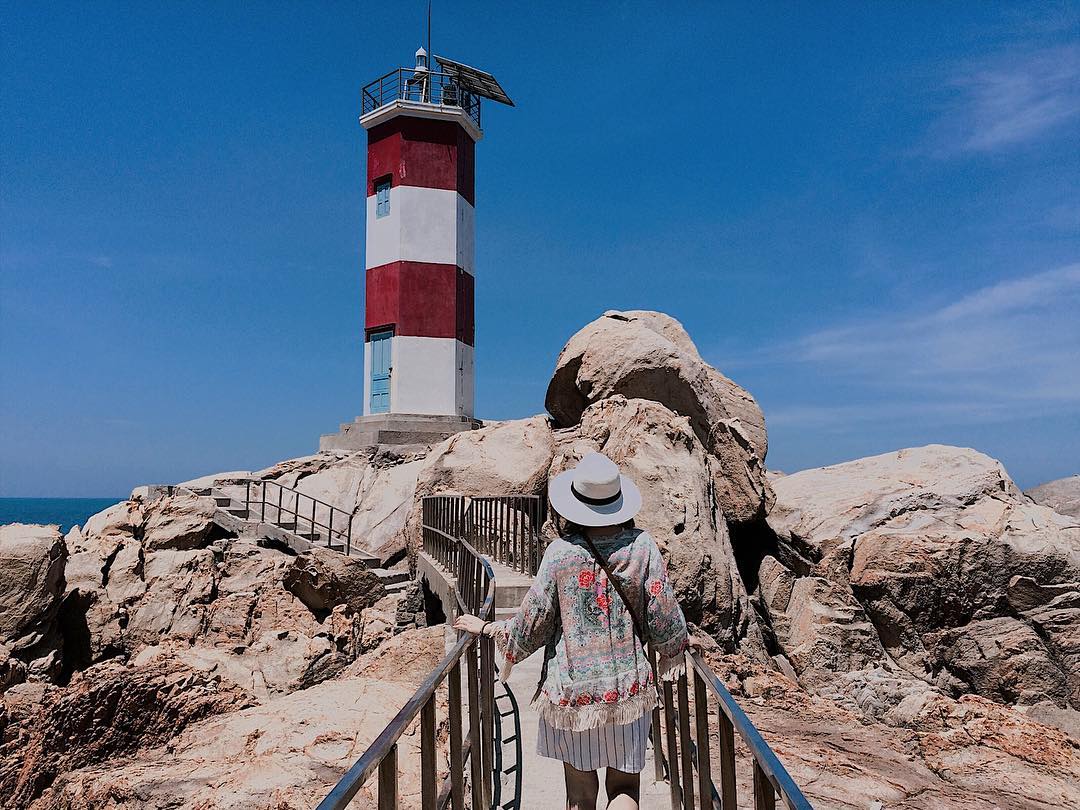 Hải đăng Gành Đèn trên vách đá đỏ trắng nổi bật giữa biển xanh là biểu tượng check in Phú Yên độc đáo