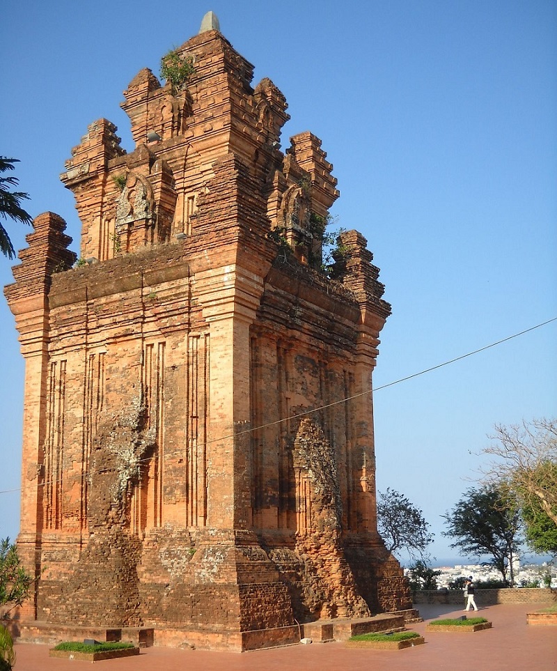 Tháp Nhạn mang đậm kiến trúc Chămpa đứng sừng sững tuyệt đẹp giữa thiên nhiên