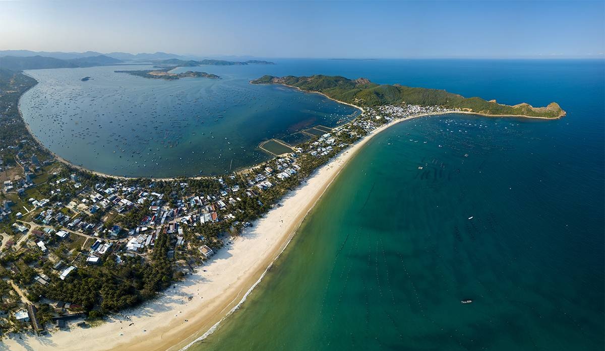 Tận hưởng bầu không khí biển trong lành và vẻ đẹp tự nhiên hoàn mỹ tại bãi biển Tuy Hoà