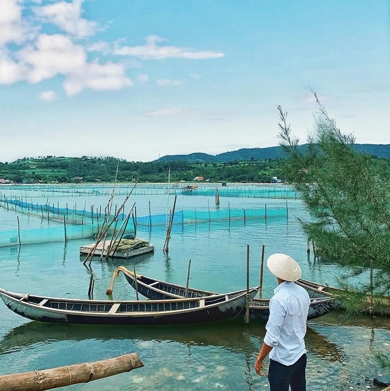 Hòa mình vào vẻ đẹp mộc mạc và yên bình của Đầm Ô Loan