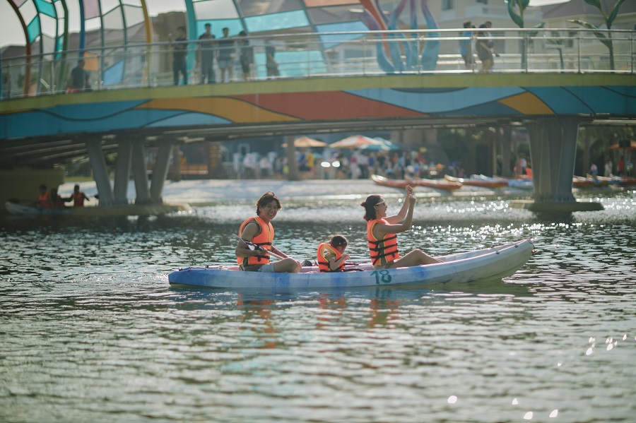 1/6 đi chơi ở đâu Hà Nội Chèo thuyền kayak ở VinWonders Wave Park