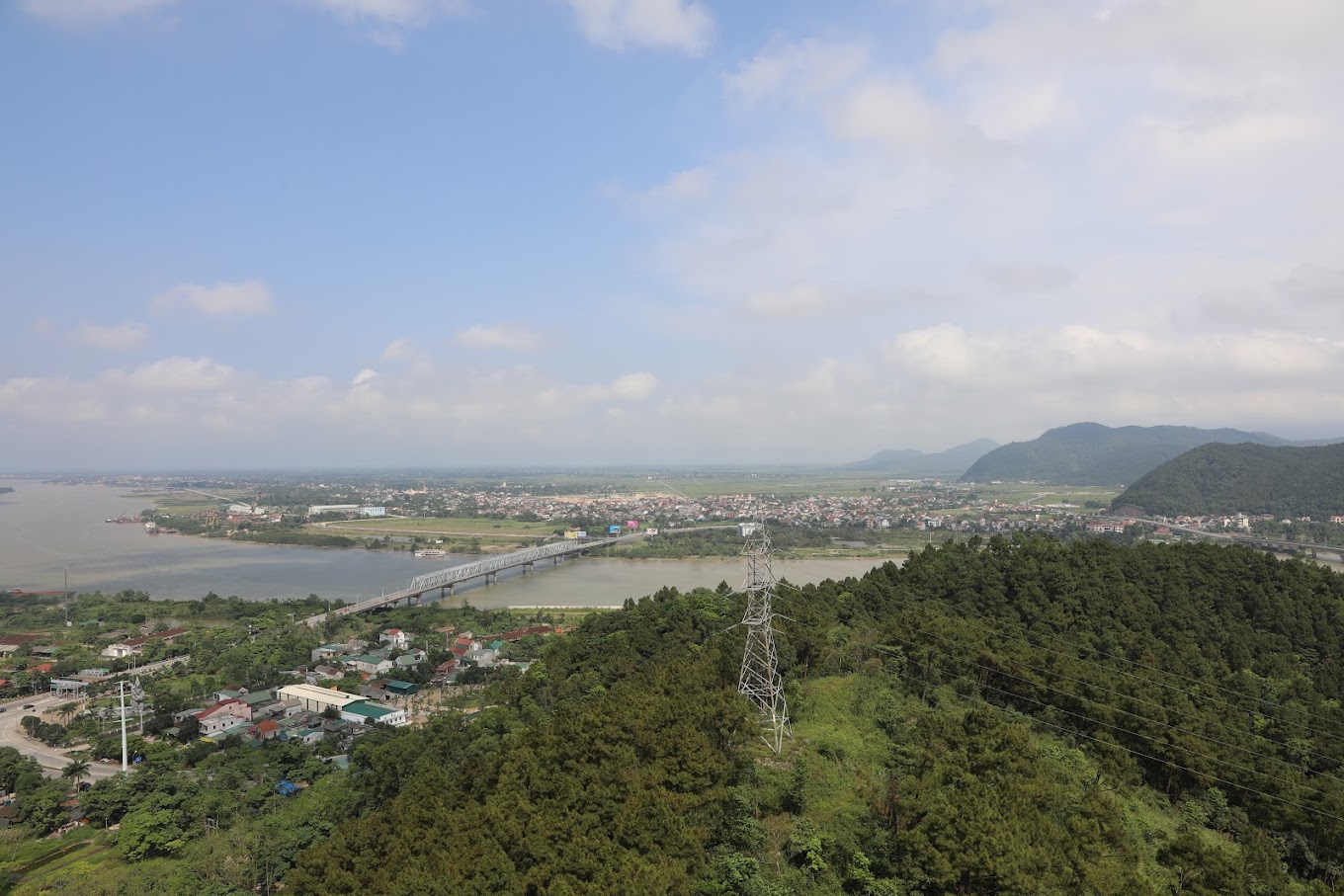 Chiêm ngưỡng cảnh vật từ đỉnh núi Quyết