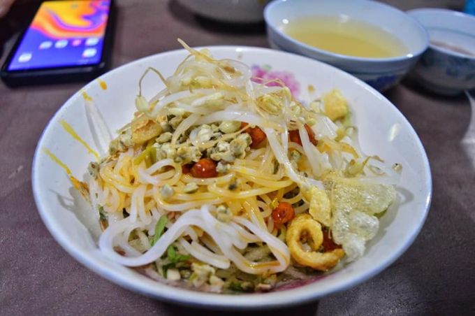 Một tô bún hến ngon lành tại chợ An Cựu