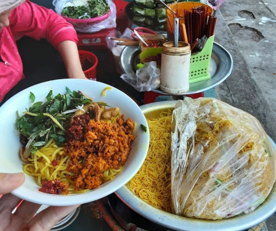 Một bát bún nghệ lòng heo