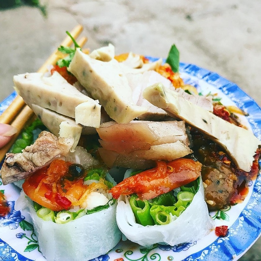 Món bánh ướt tôm chua ăn kèm với chả, thịt quay, rau sống