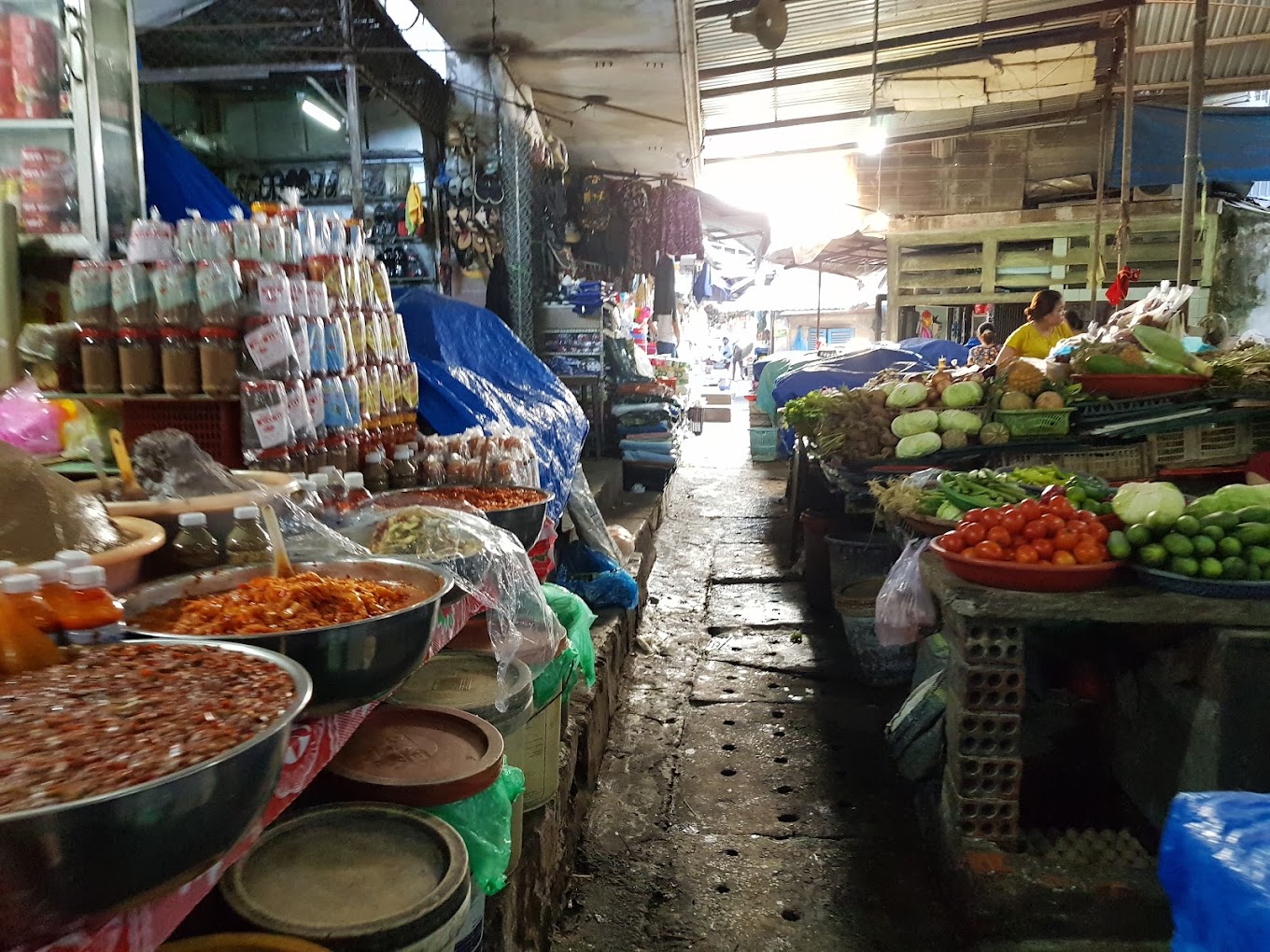 chợ Bến Ngự Một số quầy hàng phía trong chợ Bến Ngự TP Huế