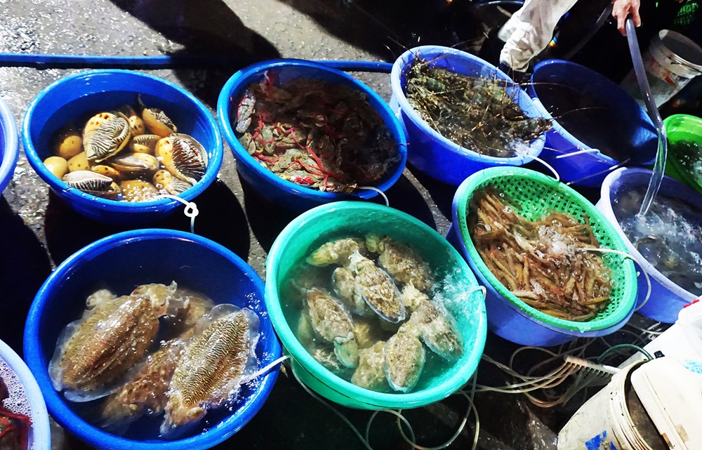 Hải sản bán ở chợ cá Hạ Long đảm bảo luôn tươi sống 