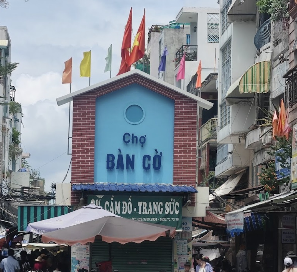 Chợ đồ cũ Sài Gòn Bàn Cờ 