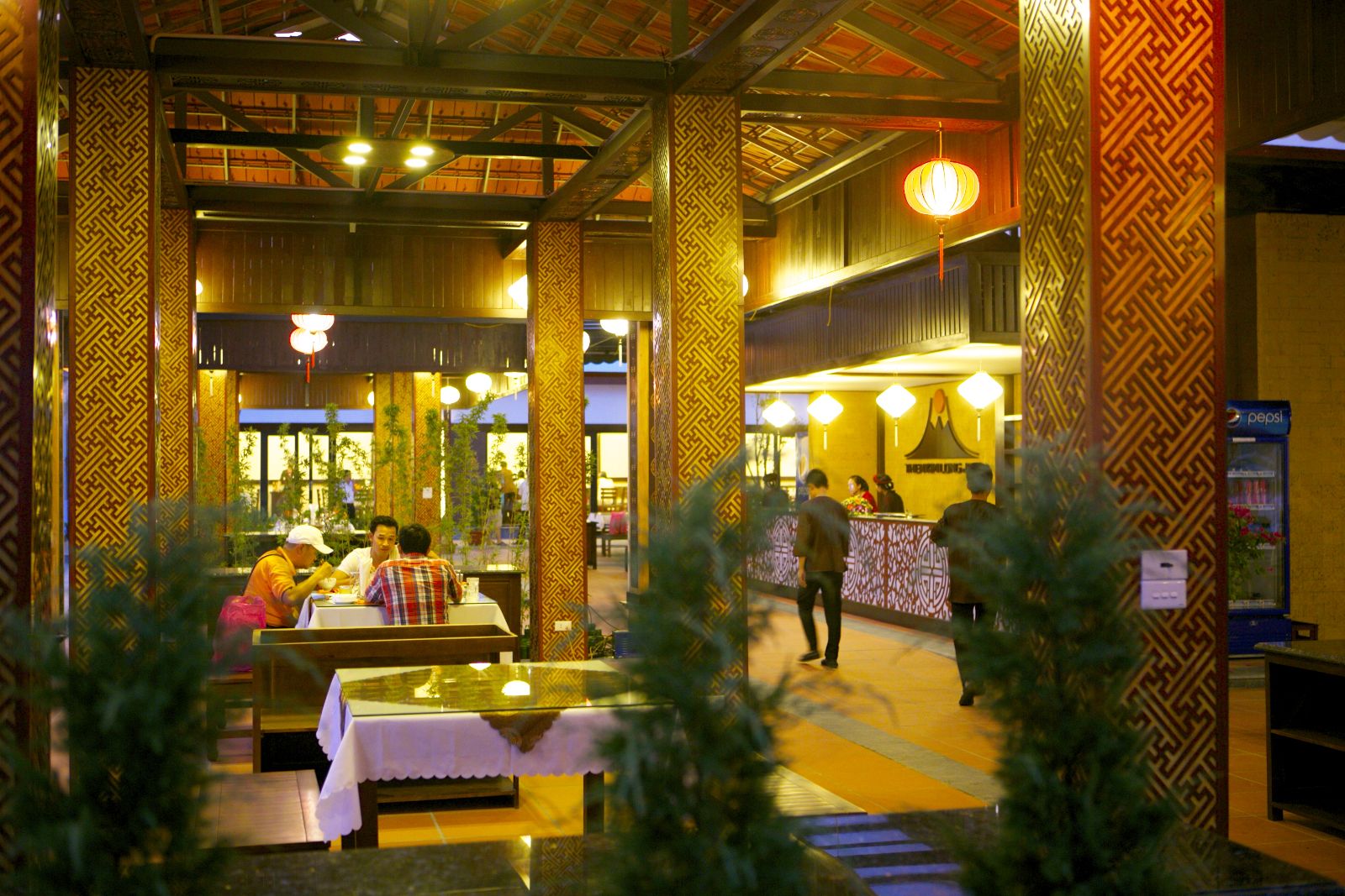 Chợ đêm vịnh Hạ Long thu hút nhiều du khách