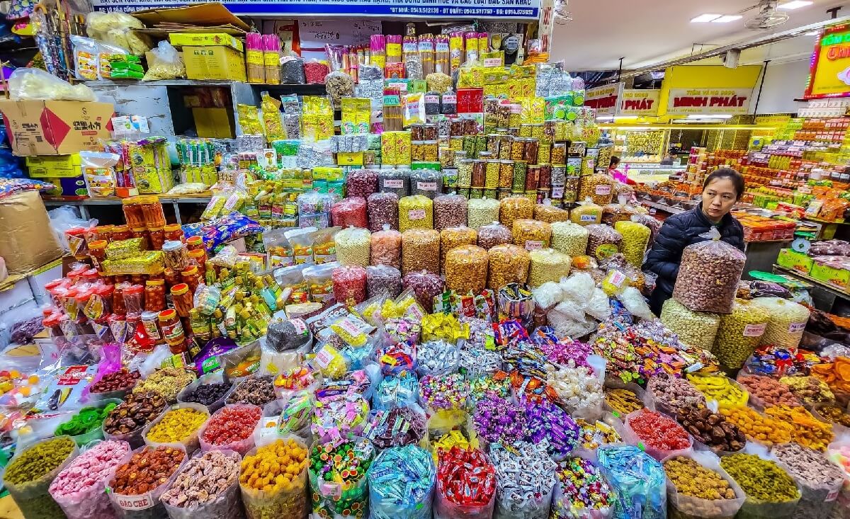 Chợ Huế Tại chợ Huế, bạn sẽ khám phá những hương vị độc đáo, những bức tranh màu sắc, những chuyện kể về lịch sử và văn hóa