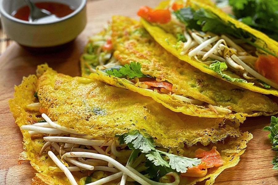 Bánh xèo là món ăn thu hút nhiều thực khách tại chợ