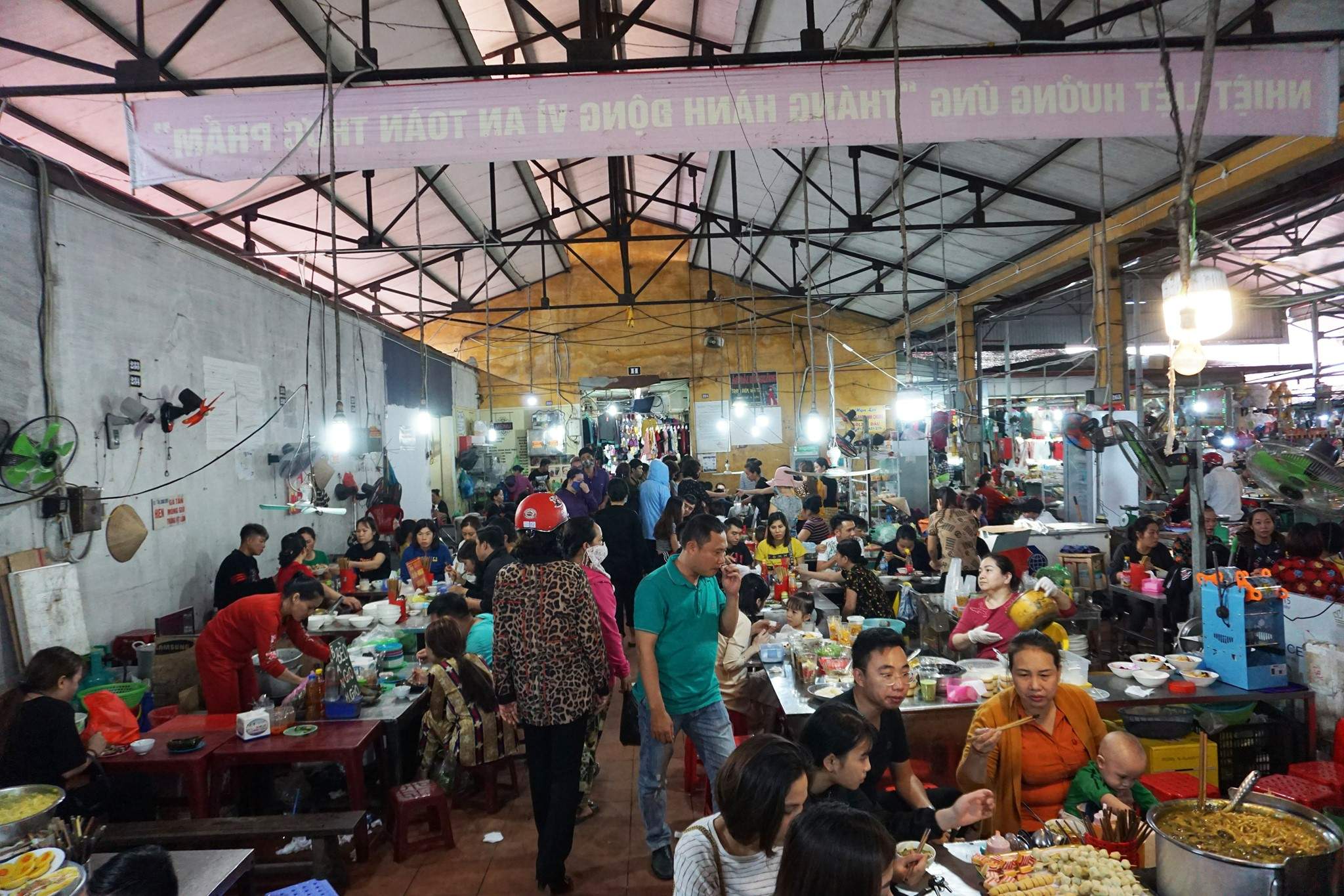 Chợ Cát Bi lúc nào cũng tấp nập khách mua bán