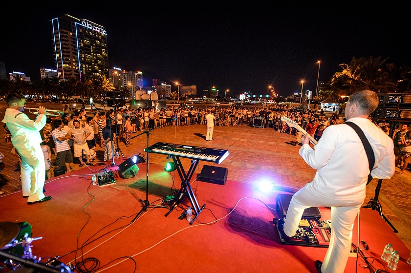 Chơi gì ở Đà Nẵng buổi tối Công viên Biển Đông là nơi thường xuyên tổ chức các hoạt động văn nghệ đặc sắc