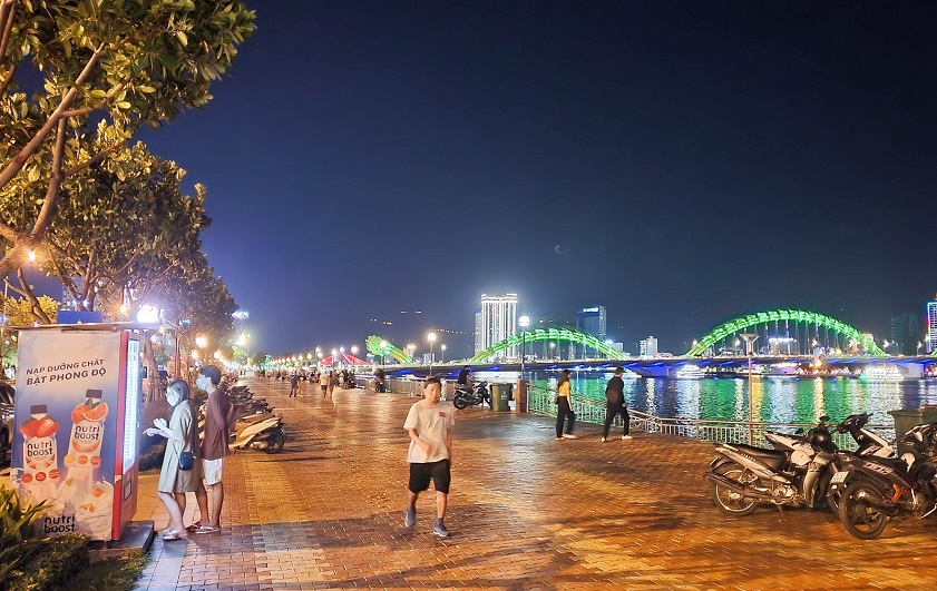 Chơi gì ở Đà Nẵng buổi tối Dạo chơi ở phố đi bộ Bạch Đằng