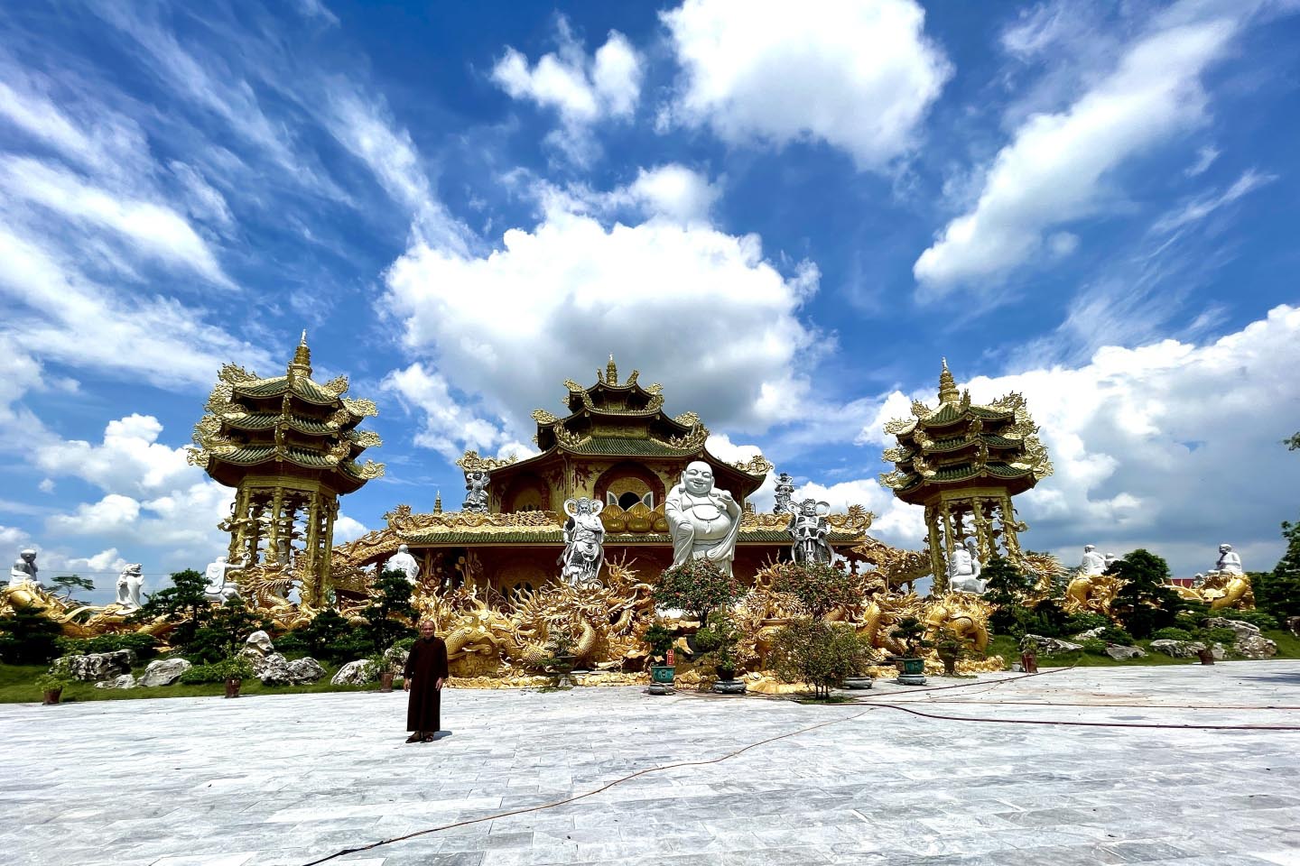 Ngôi chùa này thuộc địa phận xã Phù Ủng, huyện Ân Thi