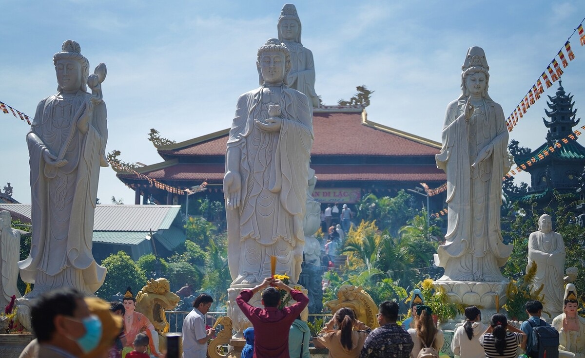 chùa Châu Đốc 3 Hằng năm, chùa thu hút nhiều du khách