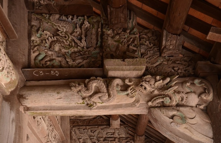 Cột xà chạm khắc rồng tinh xảo trong chùa Đậu