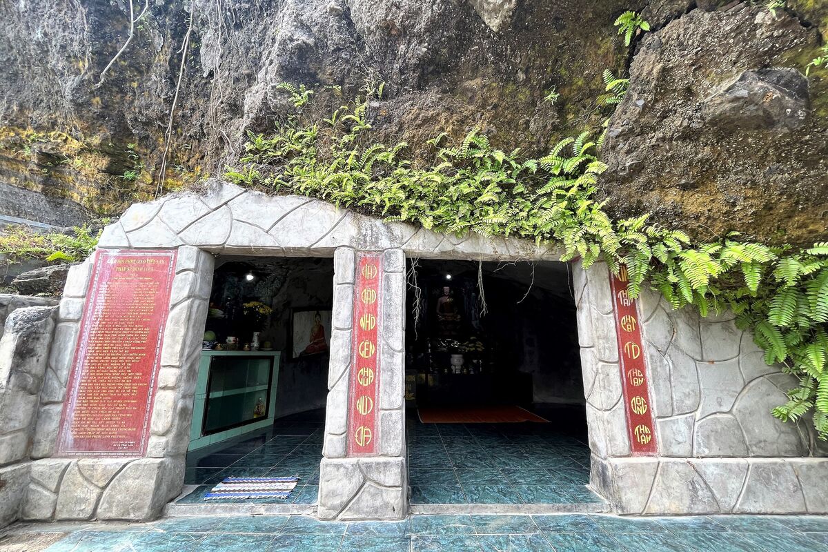Chùa Đục Lý Sơn có 3 hang động đá lớn 