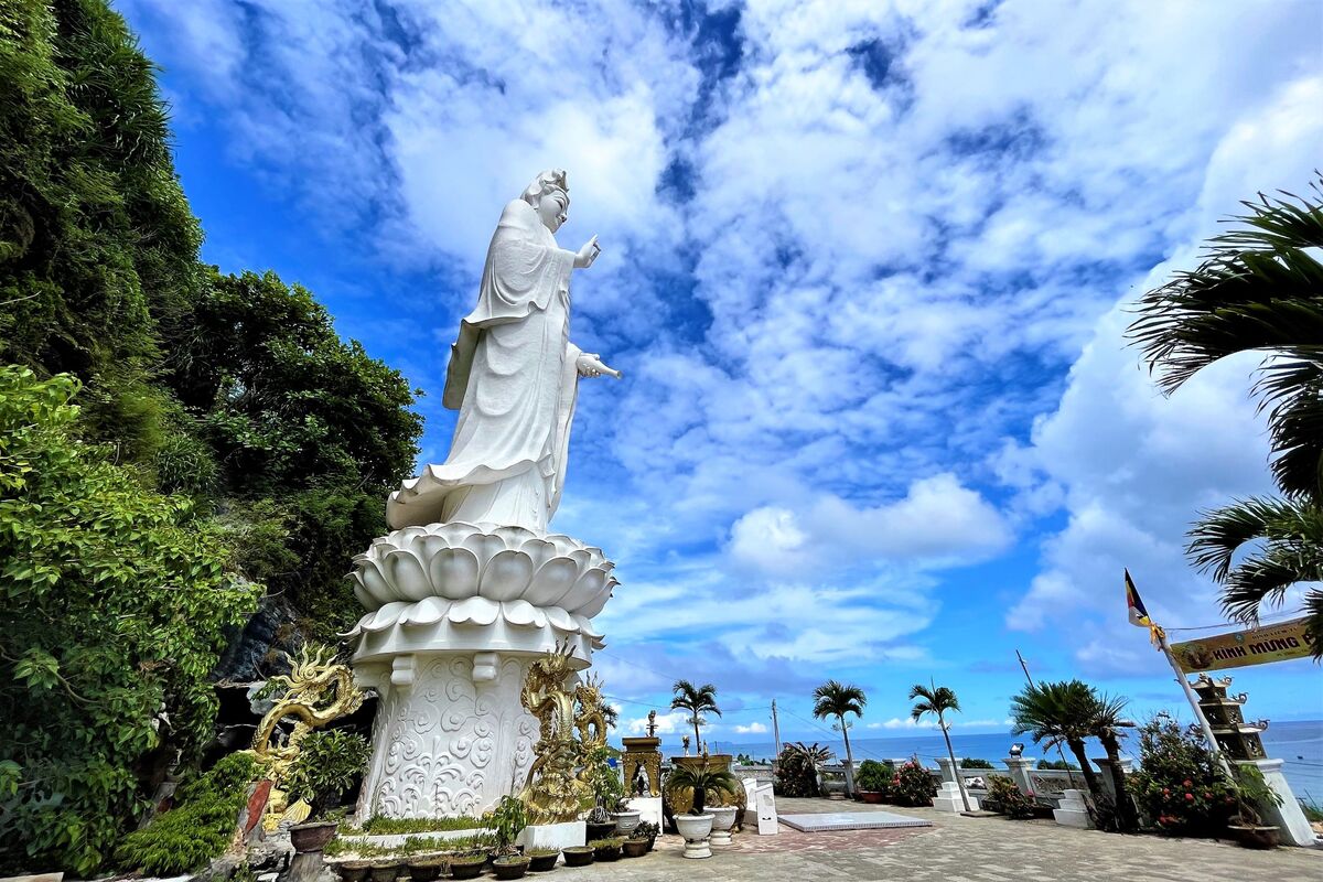 Bức tranh thiên nhiên với sự kết hợp hài hòa giữa núi rừng và biển ca khiến ai cũng nao lòng