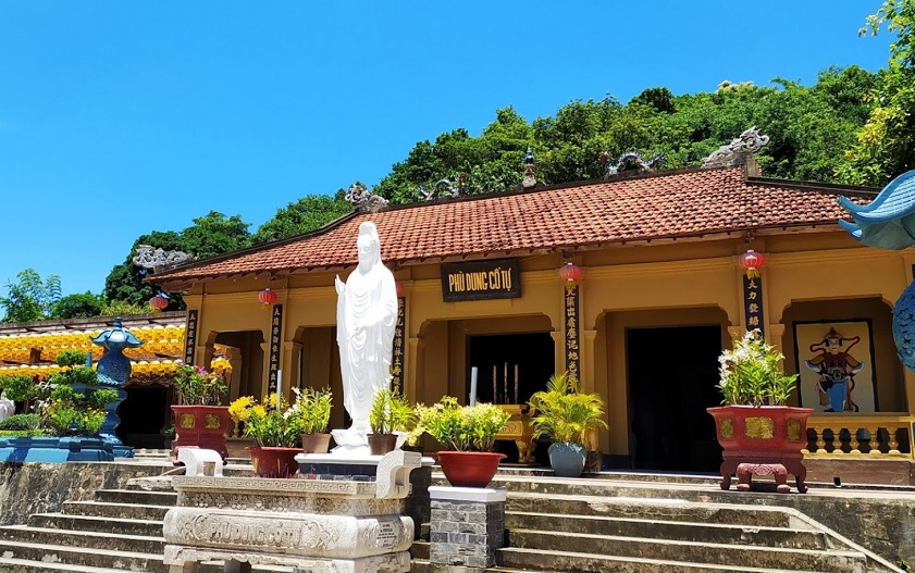 Chùa Hà Tiên Chùa Phù Dung - chùa Hà Tiên nổi tiếng với khung cảnh yên bình, thơ mộng