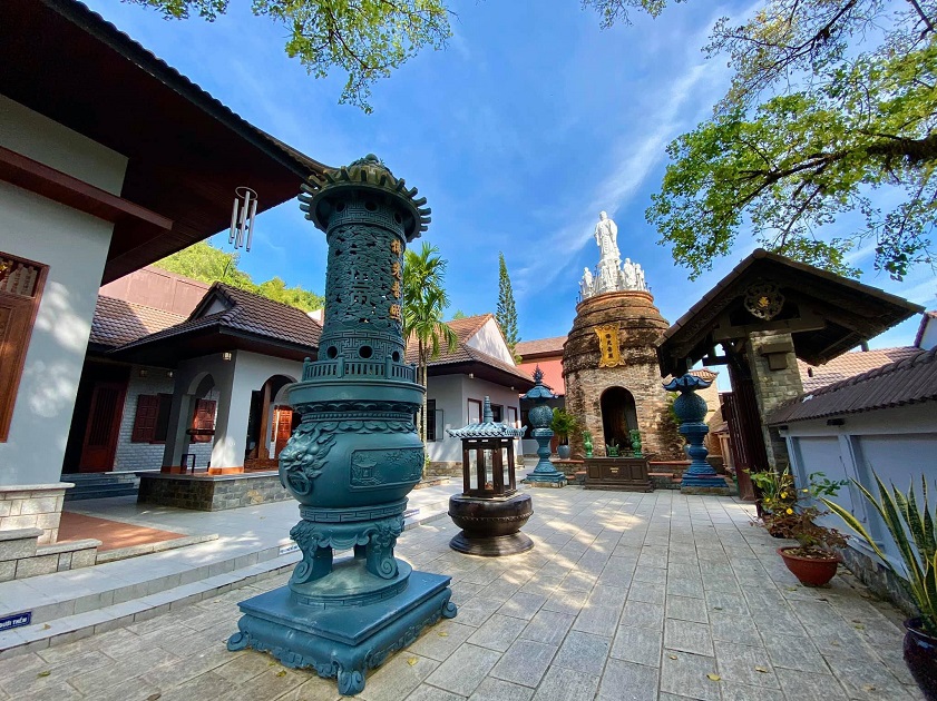 Chùa Hà Tiên Chùa Hà Tiên Phật Đà - ngôi chùa được xây dựng trên nền lò gạch cũ