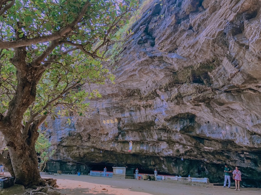 Chùa Hang ở Lý Sơn 