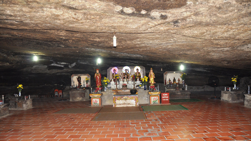 Không gian bên trong của chùa Hang