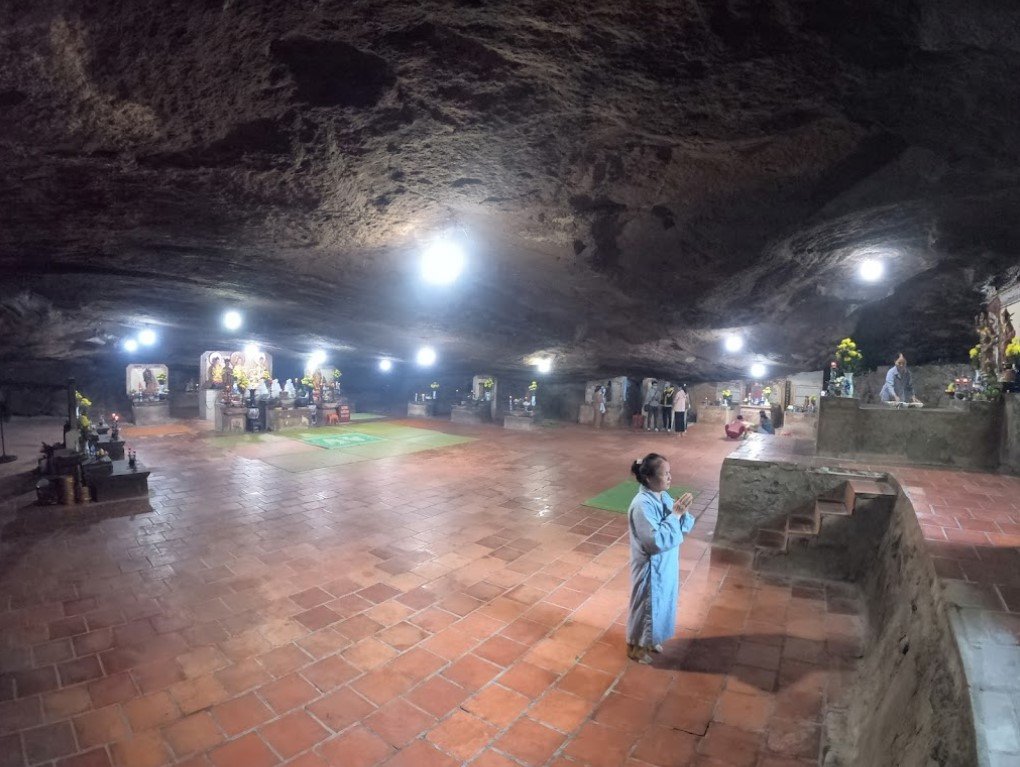 Chiêm bái tại chùa Hang