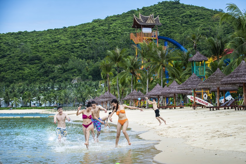 Nhiều hoạt động hấp dẫn níu chân du khách tại VinWonders Nha Trang