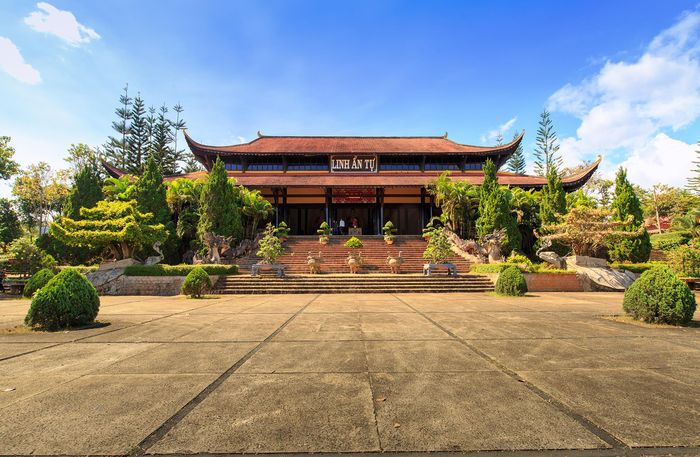 Chùa Linh Ẩn là nơi hành hương của nhiều tăng ni, Phật tử và du khách