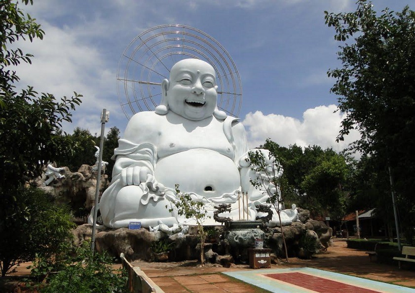 Bức tượng Phật Di Lặc nổi bật giữa không gian chùa Linh Ẩn