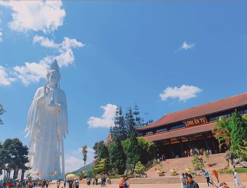 Chùa Linh Ẩn thu hút hàng trăm lượt khách hằng năm