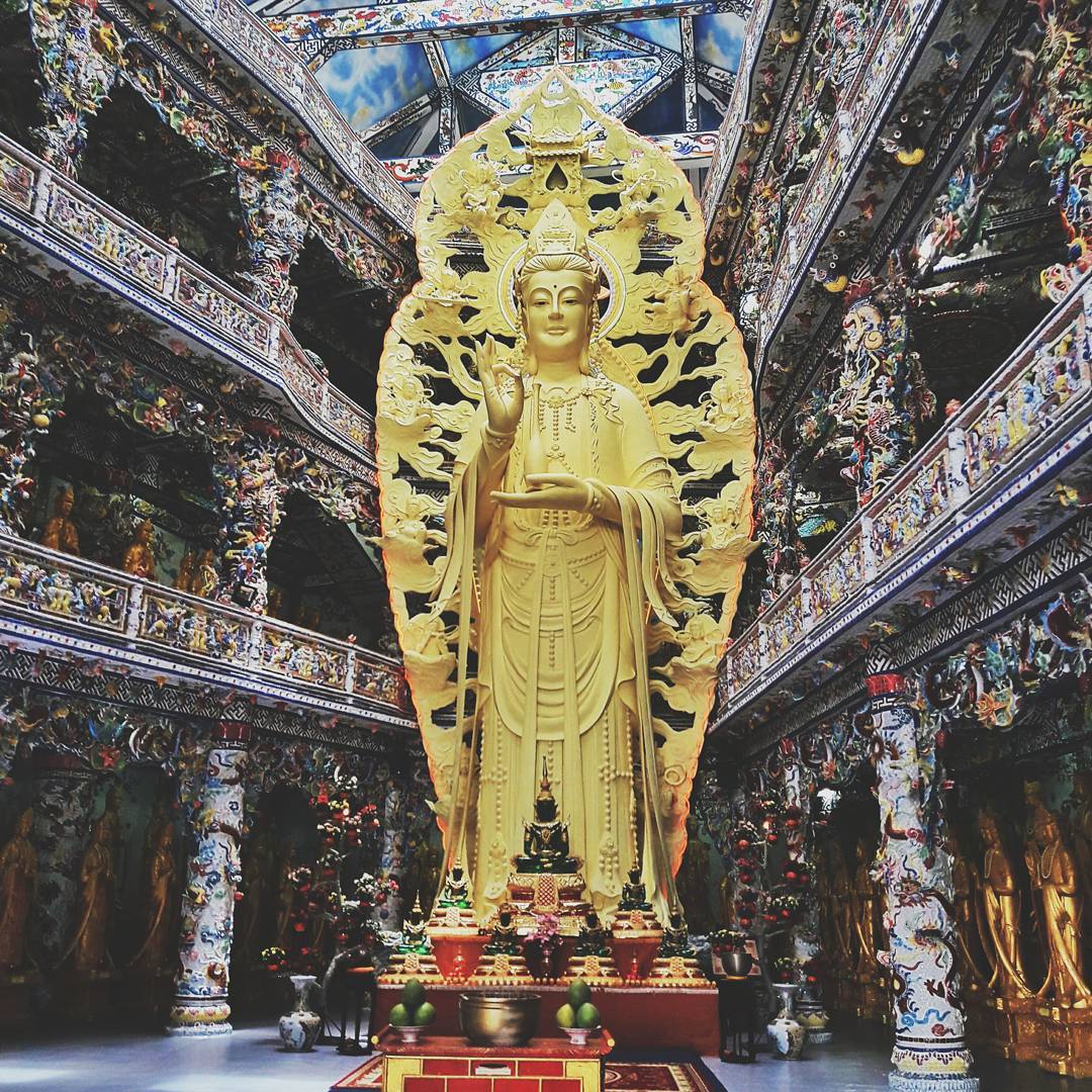 Chùa Linh Phước Tượng Phật khổng lồ trước chánh điện tại chùa là tác phẩm điêu khắc vĩ đại