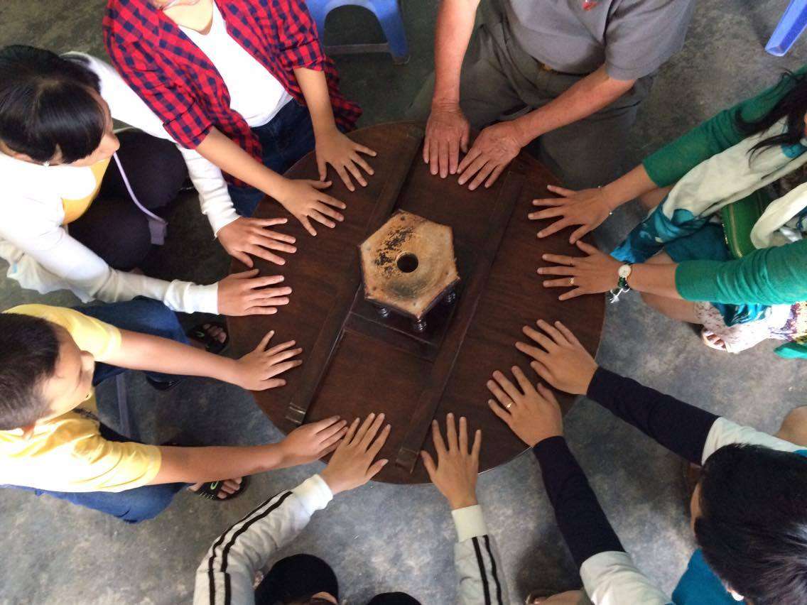 Chùa Linh Phước Chiếc bàn tự xoay kỳ bí với hiện tượng đặc biệt khiến nhiều du khách tò mò và thích thú