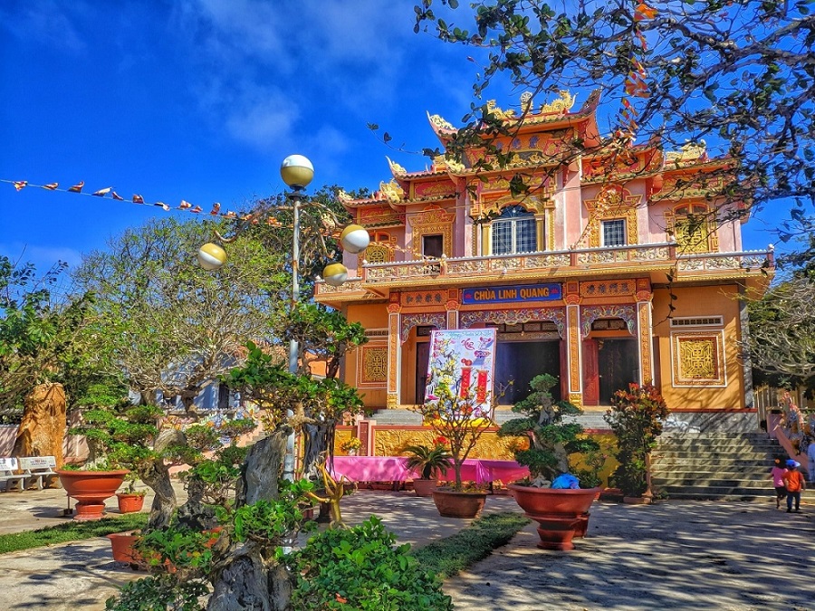 Mỗi năm, chùa đón tiếp hàng ngàn lượt khách đến tham quan, chiêm bái