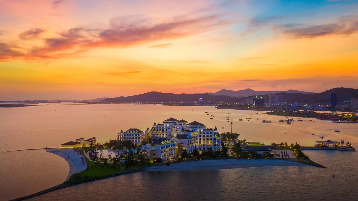 Vinpearl Resort & Spa Hạ Long - khu nghỉ dưỡng duy nhất ở miền Bắc được xây dựng hoàn toàn trên mặt biển