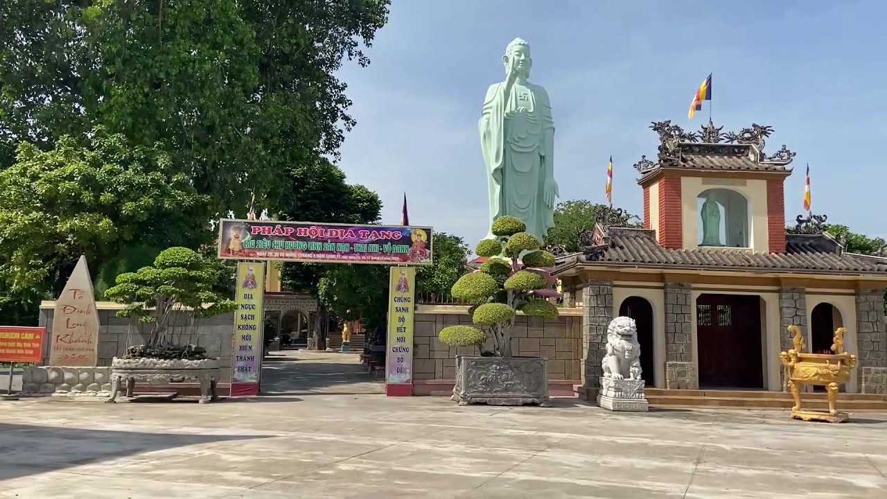 Khung cảnh chùa nhìn từ bên ngoài 