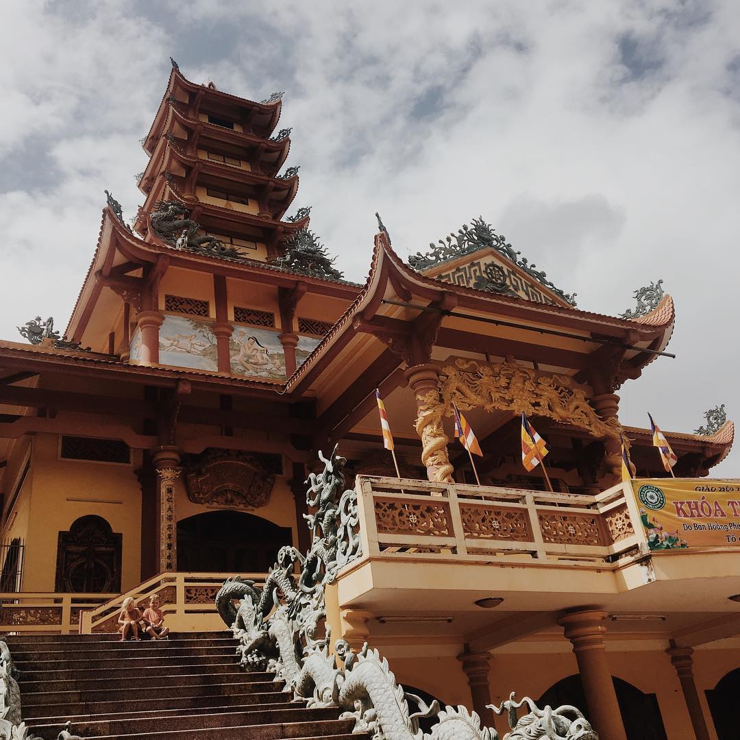 Chùa được thiết kế đẹp với từng đường nét tinh xảo