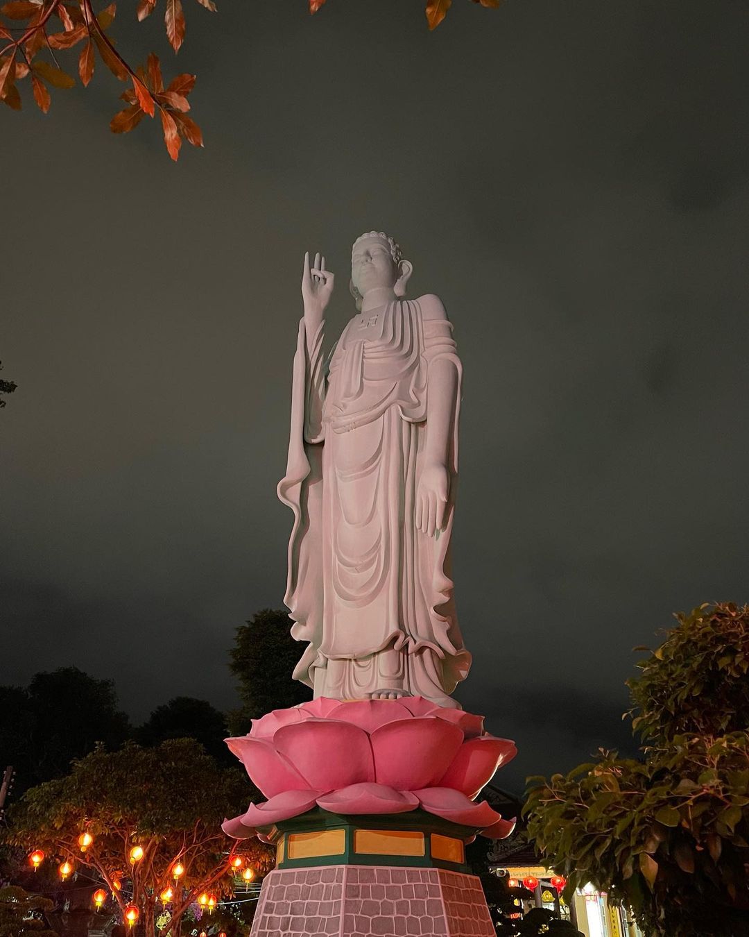 Bức tượng uy nghiêm, sừng sững