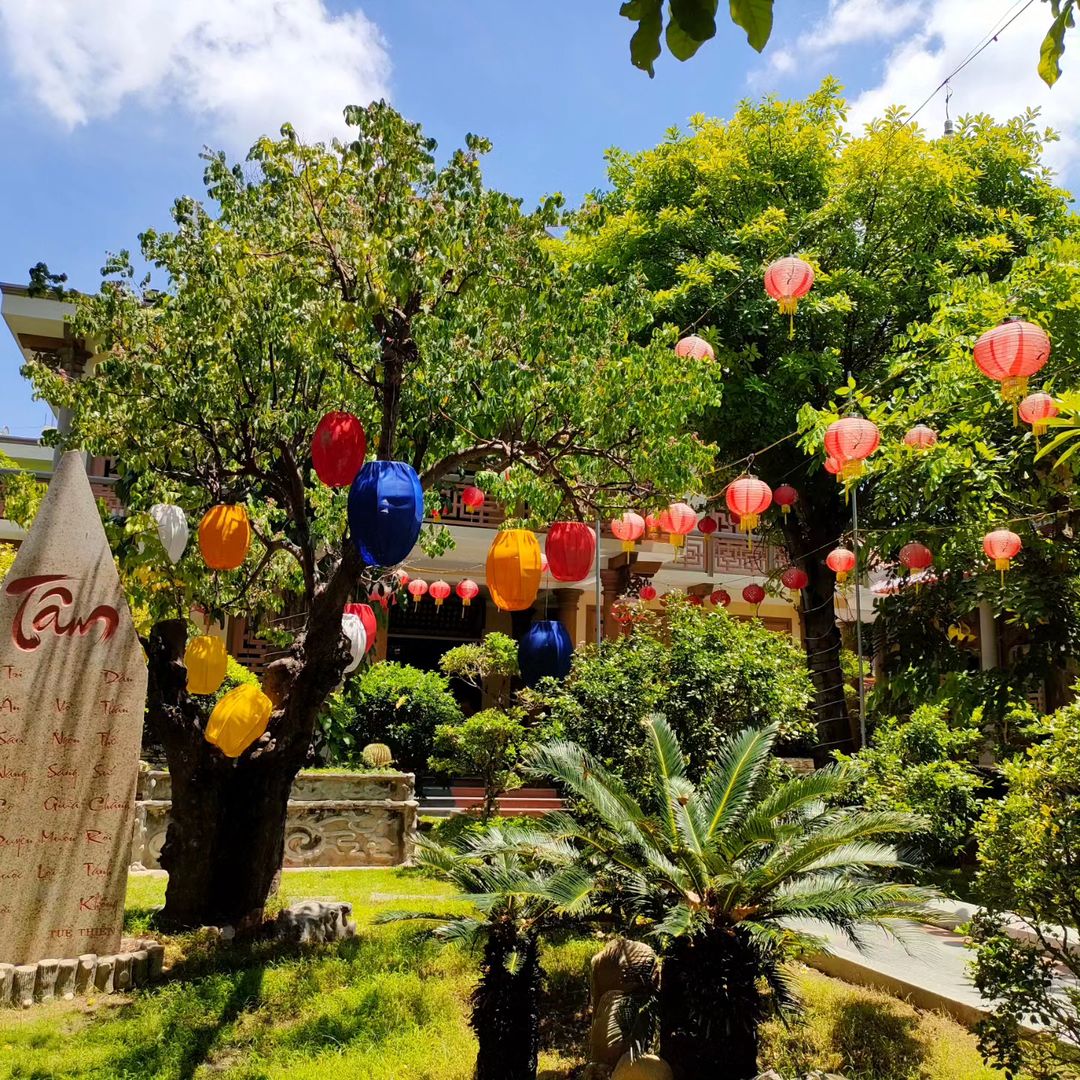 Những chiếc đèn lồng được trang trí khiến cho khung cảnh chùa đẹp hơn 