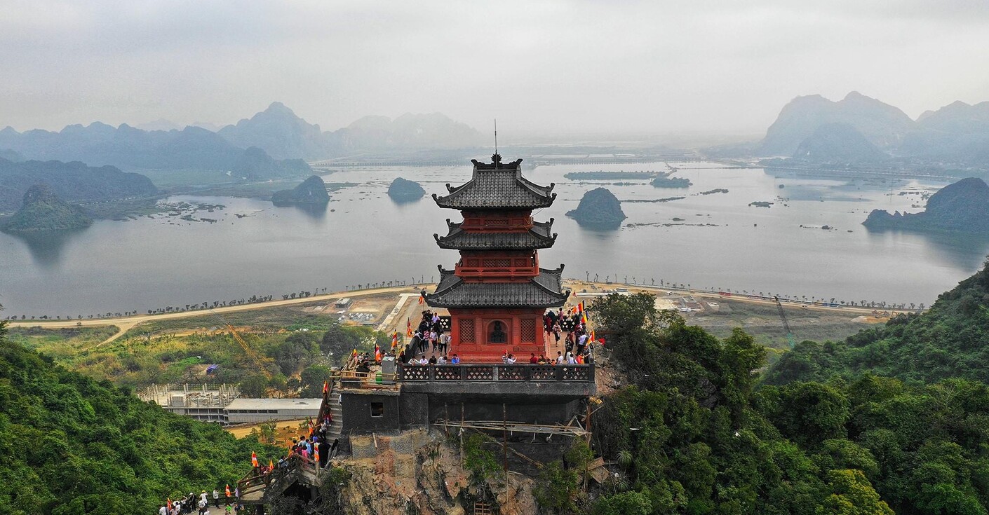 Chùa Hương là ngôi chùa miền Bắc mang vẻ đẹp yên bình hòa lẫn vào thiên nhiên và trời mây