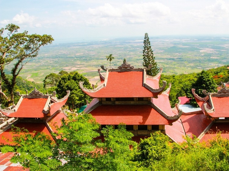 Quần thể chùa Núi Tà Cú nằm trên núi Tà Cú thuộc tỉnh Bình Thuận