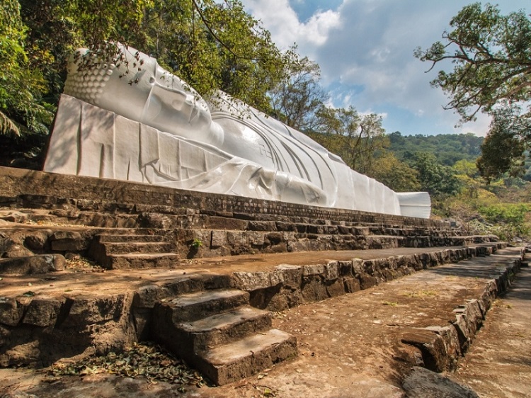 Tượng Phật nằm núi Tà Cú là công trình nổi tiếng ở Bình Thuận