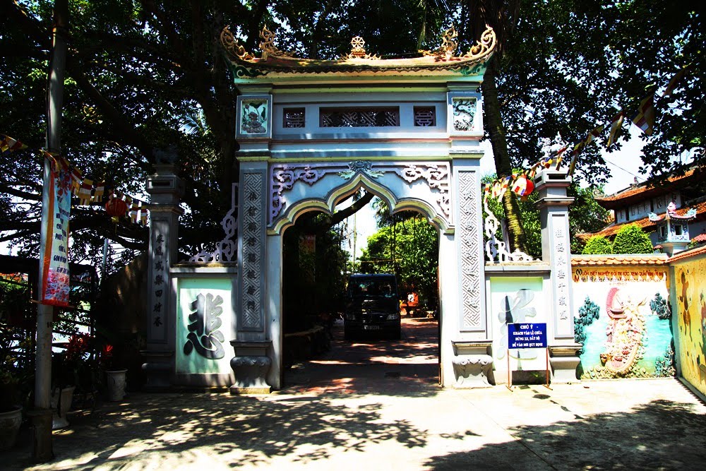 chùa ở Hồ Tây Phổ Linh là ngôi chùa ở Hồ Tây có động thờ thai nhi