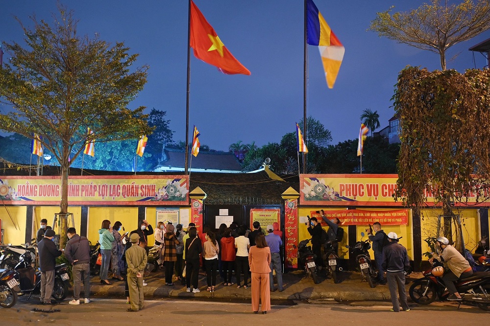 Hàng ngày vẫn có nhiều người dân đến xếp hàng chiêm bái chùa Phúc Khánh